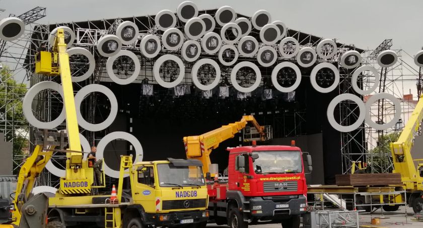 Wybieracie się w niedzielę na wielki koncert do Chełmna? Sprawdźcie, jak dojechać i gdzie zaparkować. Część ulic będzie zamknięta