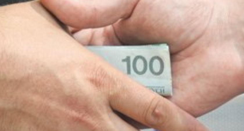 Kobieta otrzymała dziwny telefon. Miała udać się do jednej z placówek bankowych. Poszła w zupełnie innym kierunku