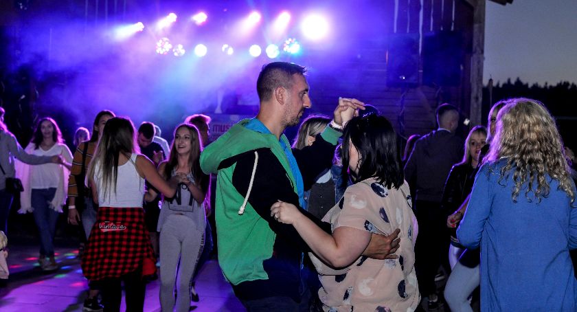 Weselicho w Decznie trwa! Pod sceną robi się tłoczno. Mamy zdjęcia