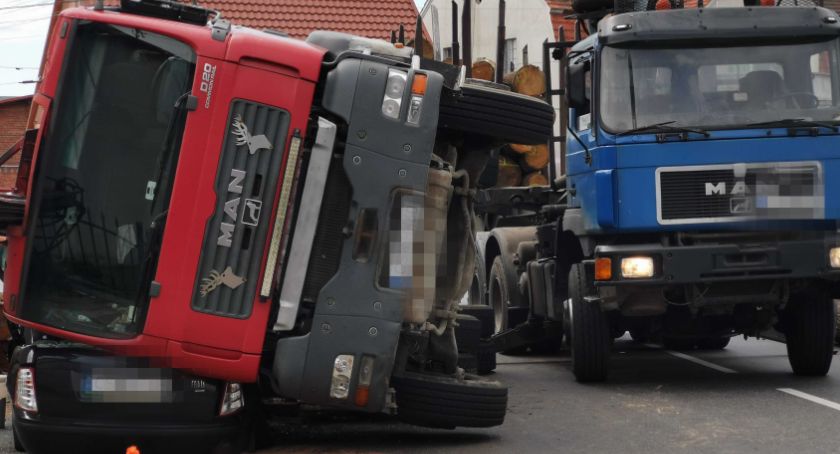 Ciężarówka załadowana drewnem przewróciła się na osobówkę [MAMY FOTO]