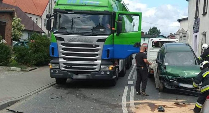 Kierująca oplem uderzyła czołowo w ciężarówkę [FOTO]