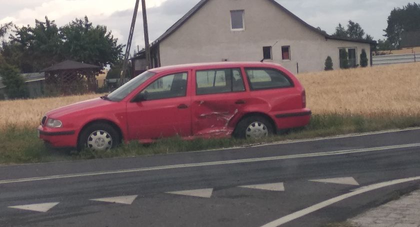 Wypadek z udziałem dwóch samochodów osobowych. Dwie osoby w szpitalu