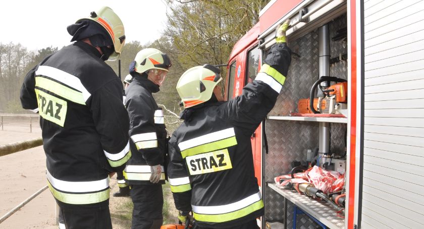 Ochotnicy z OSP Warlubie gaszą pożar. Płonie trawa na nasypie kolejowym 