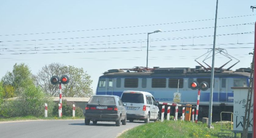NOWE INFORMACJE w sprawie śmiertelnego zderzenia samochodu osobowego i pociągu. Ciągle trwają działania na miejscu zdarzenia