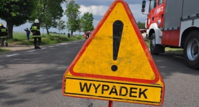Motocyklista uderzył w tył osobówki. Mężczyzna trafił do szpitala. Ruch odbywał się wahadłowo