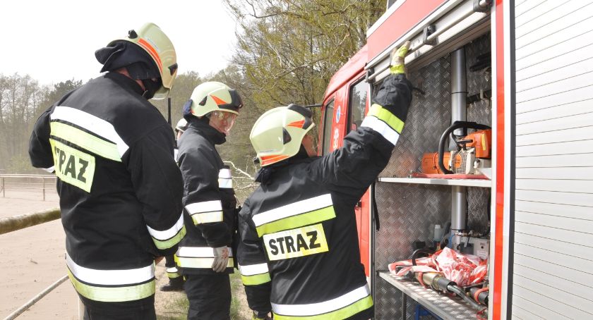 W Gawrońcu pali się słoma. Na miejsce ruszyły 4 zastępy straży