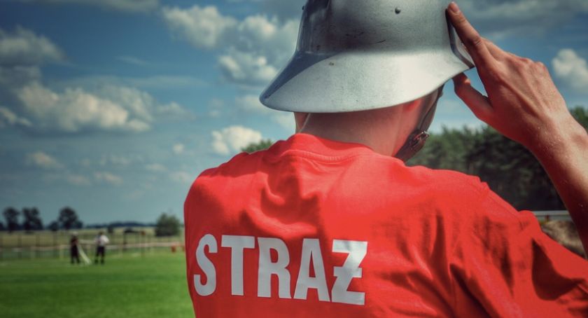 Kolejny pożar na polu! Na miejscu działało 5 zastępów straży pożarnej