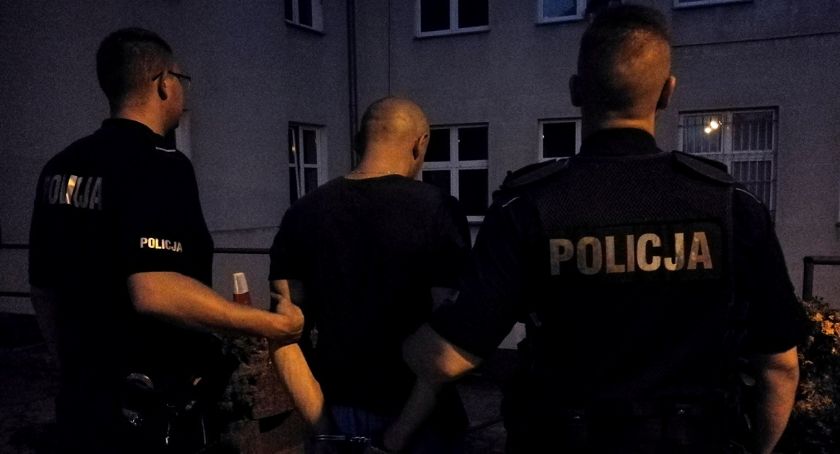 Policjanci złapali 37-latka, który wzbudził ich uwagę nienaturalnym zachowaniem. Mężczyźnie grozi kilka lat odsiadki 