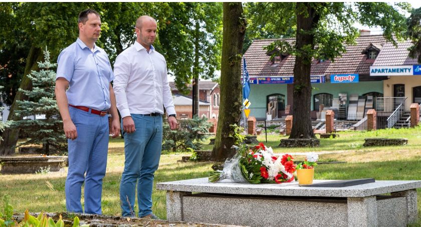 Burmistrz i wiceburmistrz złożyli kwiaty na grobie Leona Neumanna