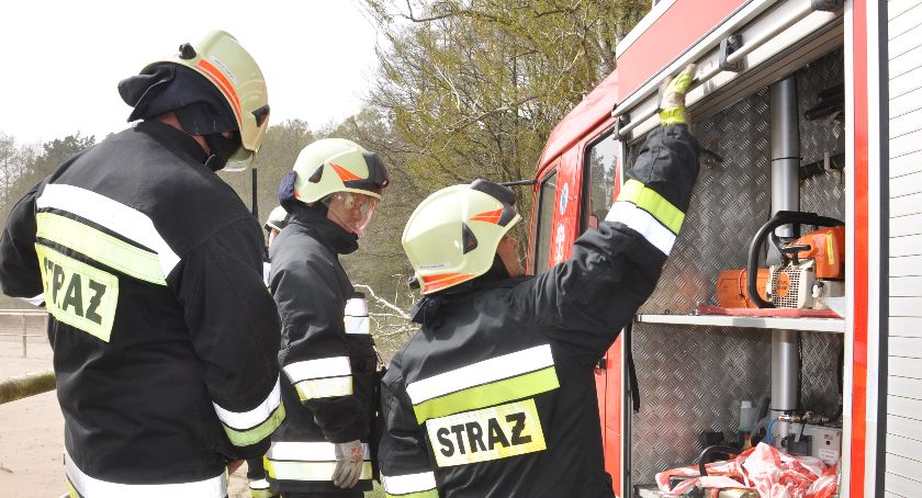 Pożar samochodu! W garażu w którym szalały płomienie znajdowało się 5 butli z gazem