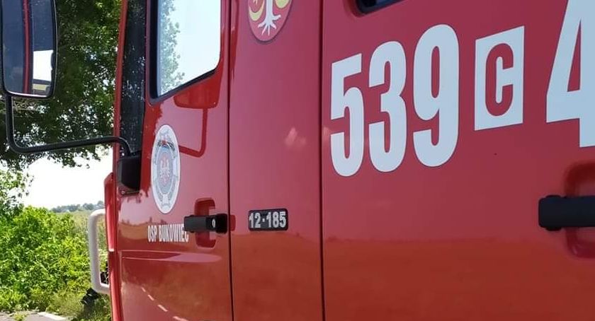 W Grucznie walczy 9 jednostek straży pożarnej. Płonie kompleks budynków gospodarczych