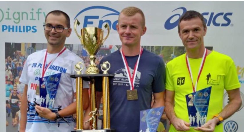 Policjanci ze Świecia wybiegali podium na półmaratonie w Pile. Byli szybsi niż rok temu