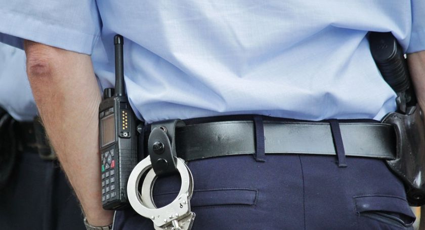 19-latek miał narkotyki w saszetce. Policjanci przeszukali go na ulicy 