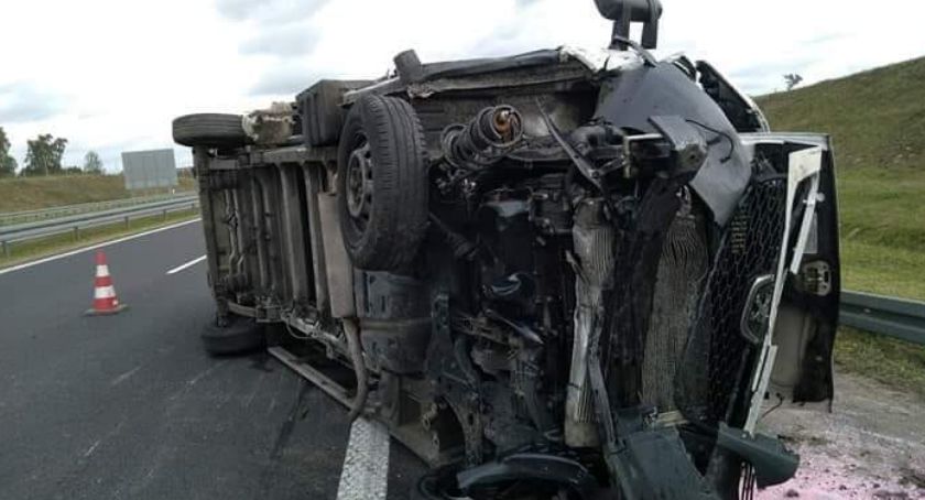 Samochód przewrócił się na autostradzie. Na szczęście nikt nie ucierpiał