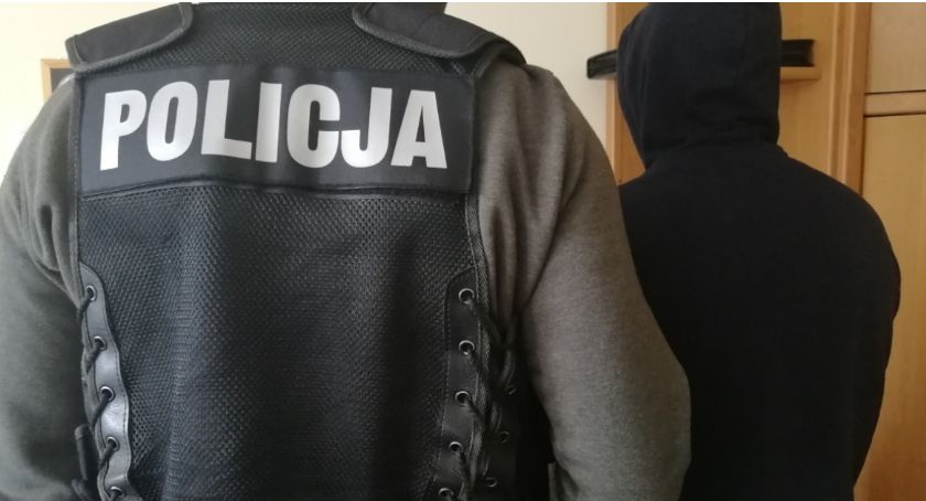 Pies Luna wywęszył narkotyki. Były ukryte w tapczanie