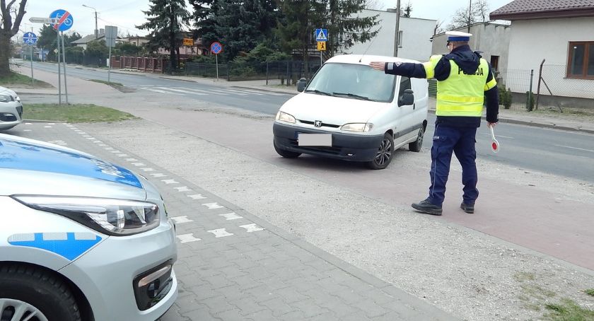 Nietrzeźwy weekend na drogach naszego powiatu. Policjanci zatrzymali czterech kierowców