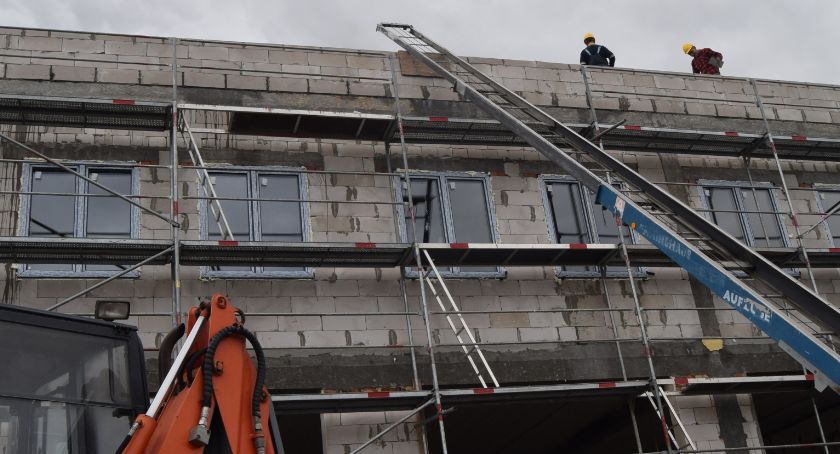Rośnie remiza w Pruszczu. Strażacy zadowoleni