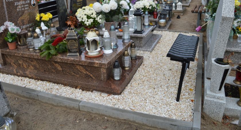Co można stawiać na cmentarzu? Ławki, tuje, krawężniki...