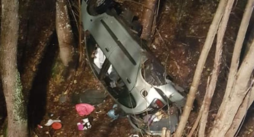 Jedna osoba w szpitalu. Strażacy musieli rozcinać auto