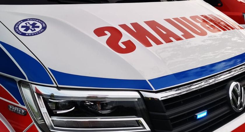 Wtargnął na jezdnię wprost pod auto. Z urazem głowy wylądował w szpitalu