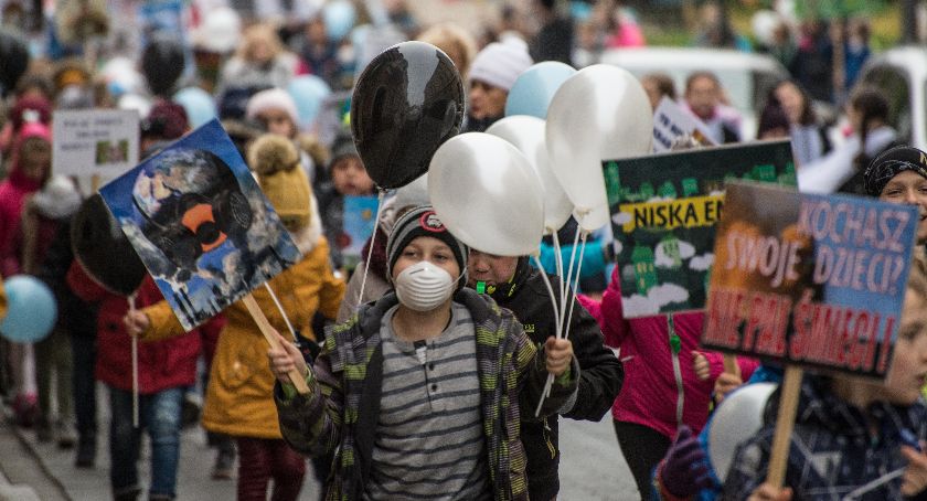 Za palenie śmieci 5 tys. zł mandatu. SP nr 7 ze Świecia walczy o czyste powietrze