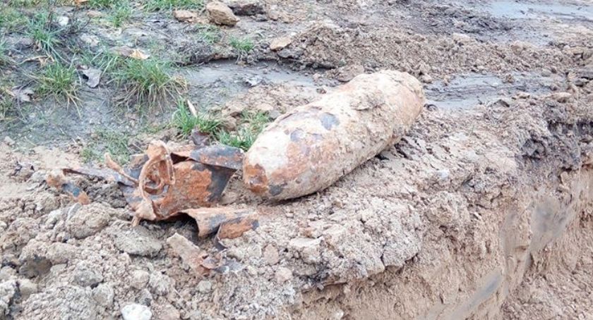 Bomba lotnicza wykopana przez rolnika. Kolejna pamiątka po drugiej wojnie światowej