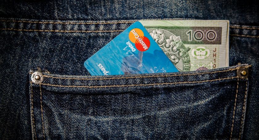 Pieniądze leżały na chodniku. Zobaczcie kto odnalazł kilkaset złotych w Jeżewie?