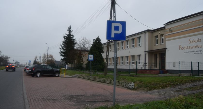 W Różannie przy Szkole Podstawowej jest niebezpiecznie. Czy ktoś się tym zajmie?