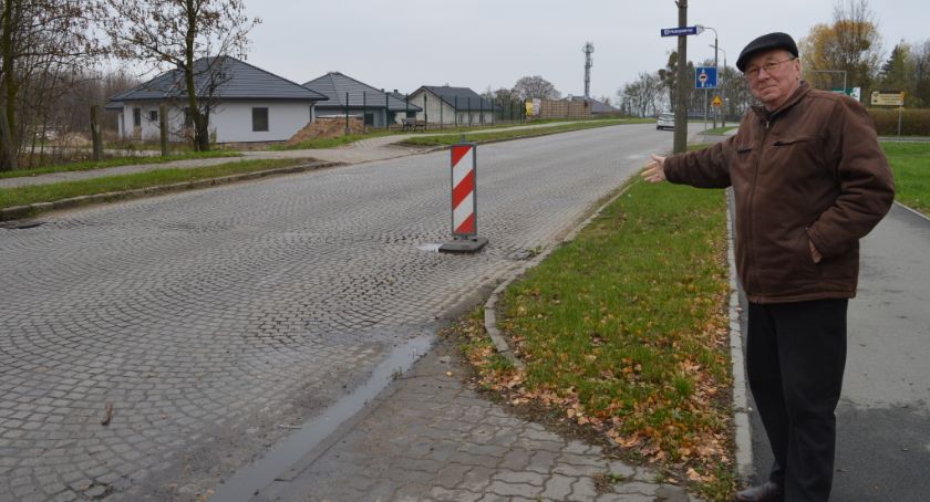 Bruk przy szpitalu w Świeciu się zapada. Czy jest szansa na asfalt?
