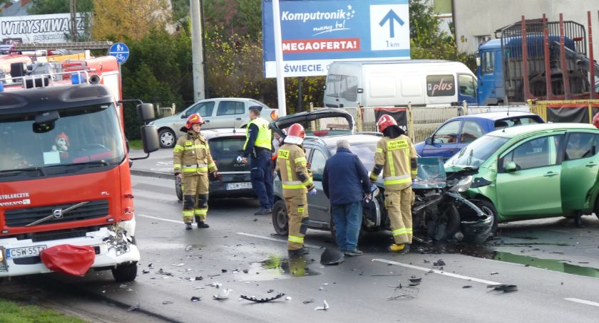 Kraksa na ul. Wojska Polskiego w Świeciu. Czterech kierowców, w tym jeden strażak trafiło do szpitala [ZDJĘCIA]