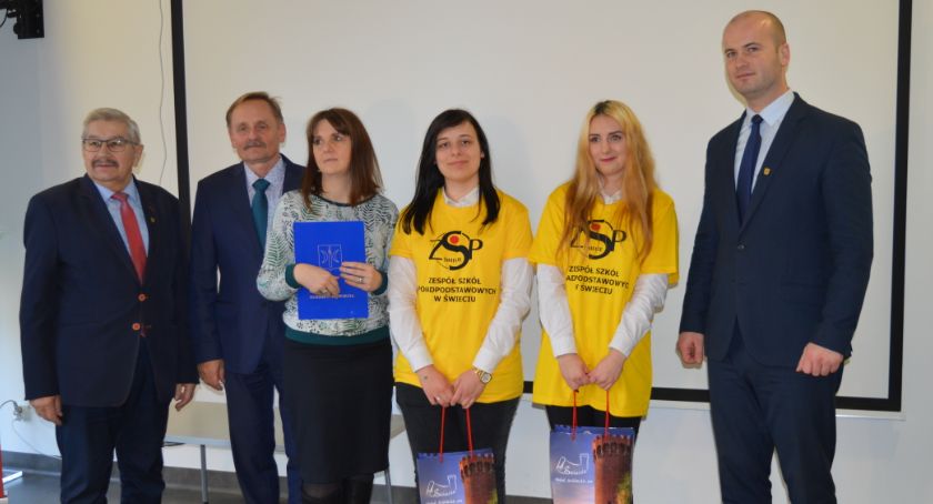 Wolontariusze Roku nagrodzeni przez burmistrza Świecia. Zobaczcie tych, którzy cały rok pomagają innym [ZDJĘCIA]