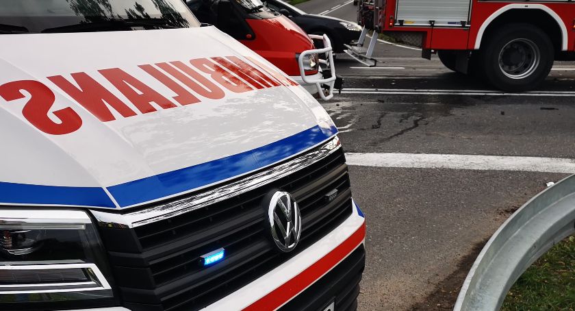 Poważny wypadek pomiędzy Tleniem a Tucholą. Osobówka zderzyła się z ciężarówką