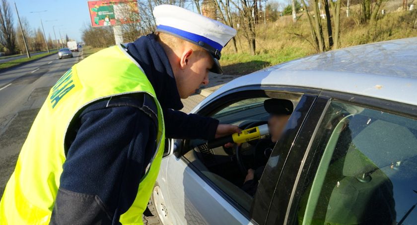 Pijany instruktor nauki jazdy został przyłapany podczas kontroli policji w Świeciu. Miał ponad promil alkoholu