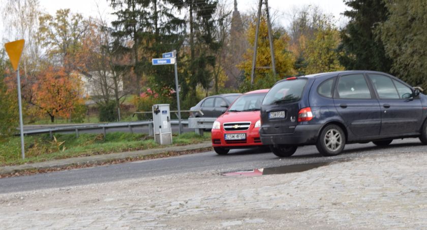 Słaba widoczność, wąska ulica, dziurawa nawierzchnia, nieświecące lampy... Czy to typowe problemy na drogach w powiecie świeckim?