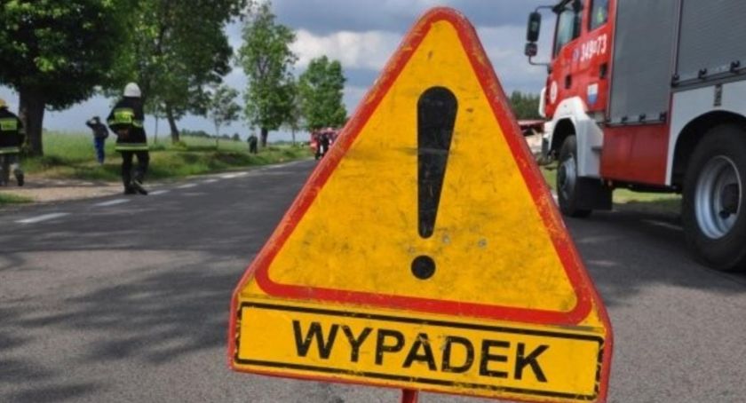 Samochód osobowy uderzył w barierki. Straż jest na miejscu