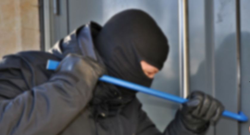 Włamanie do domu w Osiu. Mieszkańcy ostrzegają się przed złodziejami