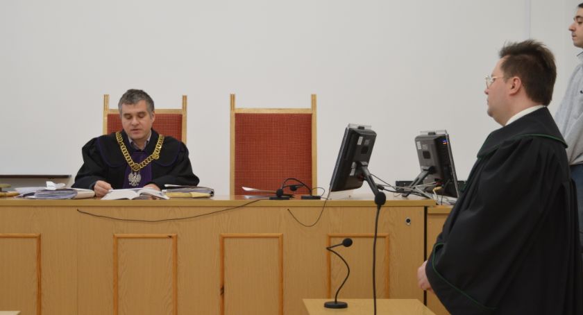 Policjant bił na komendzie i przekroczył uprawnienia - tak uznał sąd. Funkcjonariusz uniknie jednak kary