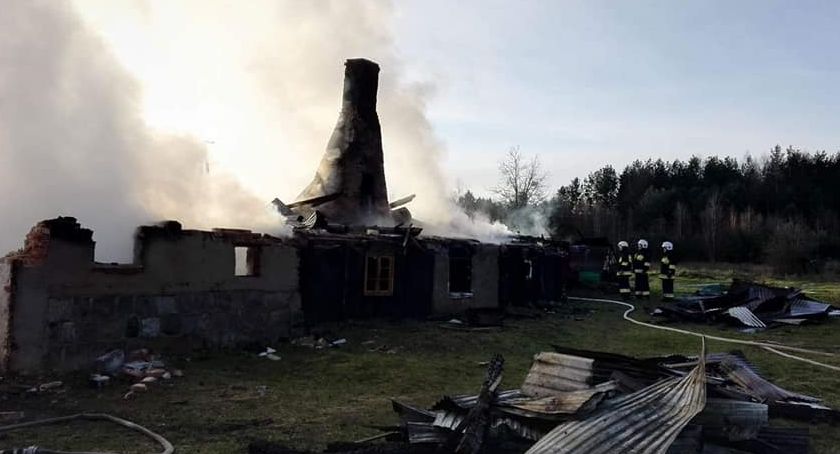 Pożar domu jednorodzinnego w Zalesiu Królewskim. Jedna osoba poszkodowana [ZDJĘCIA]