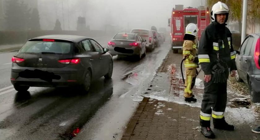 Strażacy gasili koło we fiacie. Zobaczcie co było przyczyną [ZDJĘCIA]