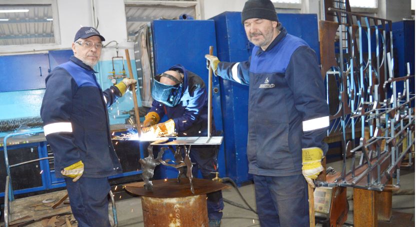 W Mekro w Świeciu artyści tworzyli w metalu. Zobaczcie rzeczy, które promują nas w Warszawie
