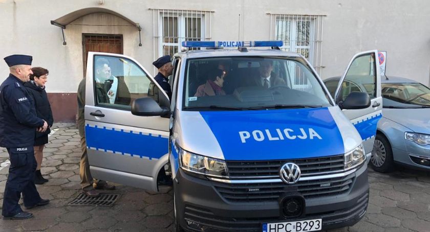 Nowy radiowóz policjantów ze świeckiej prewencji. Zobaczcie kto się na niego zrzucił