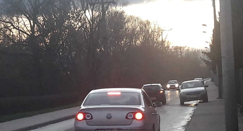 Na ul. Wodnej w Świeciu stojące samochody ograniczają widoczność. Czy można tam parkować?