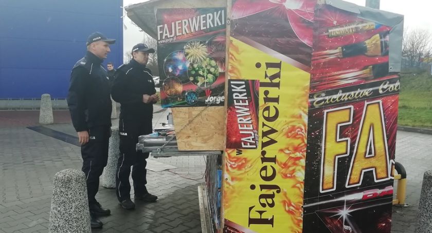 Fajerwerki mogą być odpalane tylko przez dorosłych. Policja przypomina kilka zasad bezpiecznego obchodzenia się z nimi