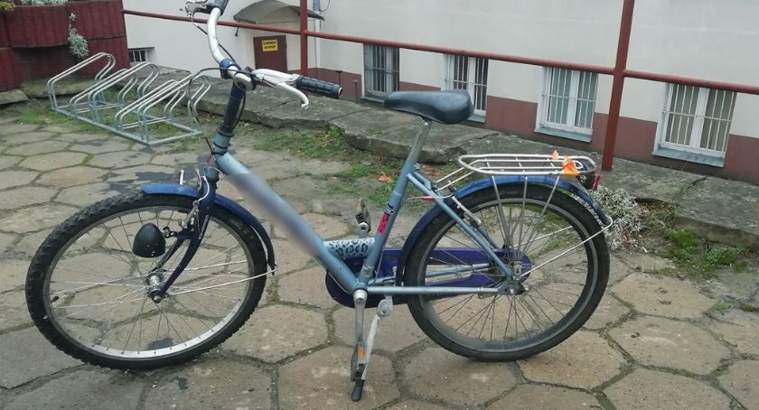 Policjanci szukają właściciela tej niebieskiej damki. Znaleźli ją na krajowej trasie