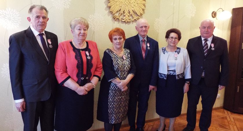 Medale dla złotych jubilatów z Lniana i Błądzimia