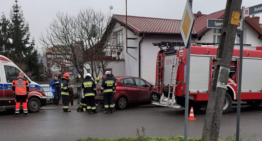 Kia uderzyła w dom. 19-latka straciła panowanie nad samochodem