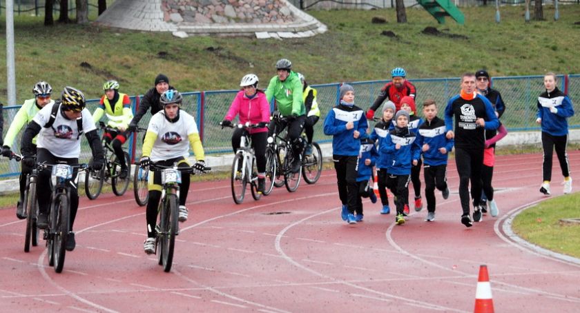 Na stadionie w Świeciu trwa maraton biegowo-rowerowy [ZDJĘCIA, WIDEO]