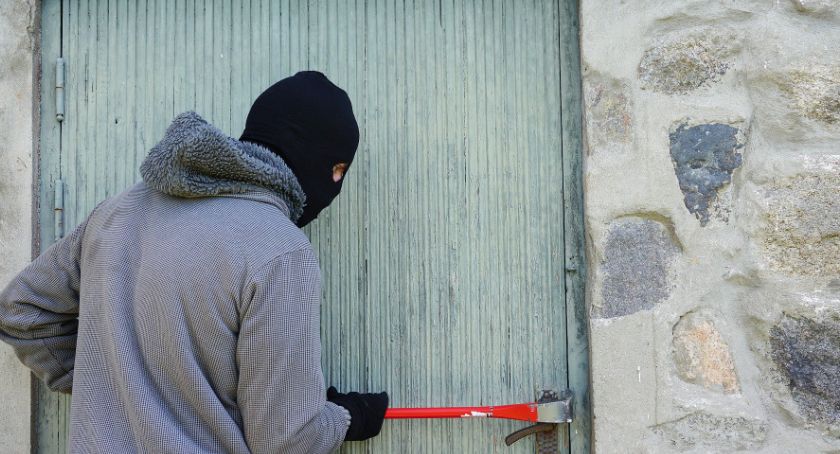 Złodzieje przeszukali garaże na Miasteczku. Co ukradli?