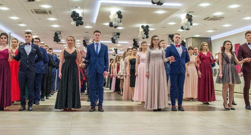 Studniówka ZSP w Świeciu. Siedem klas odlicza sto dni do matury [ZDJĘCIA]