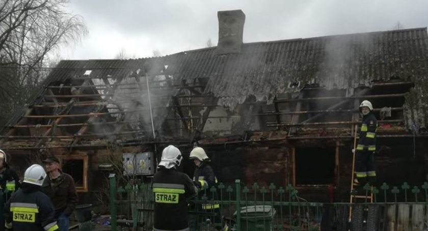 Pożar domu w Zalesiu Królewskim. Mieszkała tam 90-letnia kobieta 